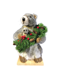 Automate de vitrine de Noël : marmotte et son bébé avec une couronne végétale de Noël