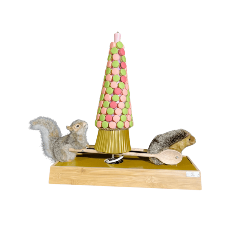 animatronic cake squirrel hedgehog,bakery shop animated decor,sweet treats window displays ideas