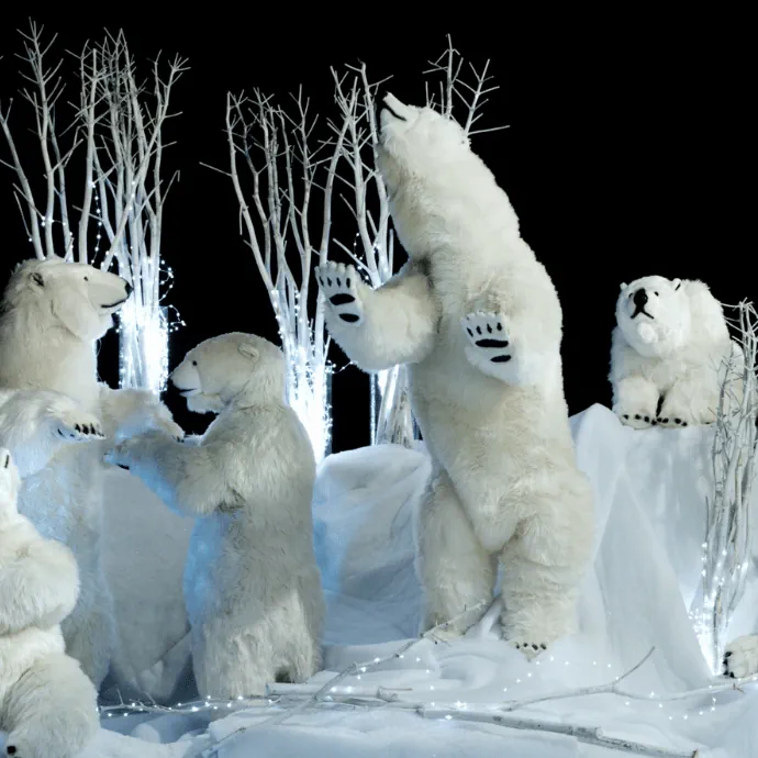 Location en ligne d'automates de décoration pour vitrines de magasin et espaces publics, nos ours polaires mis en scène.